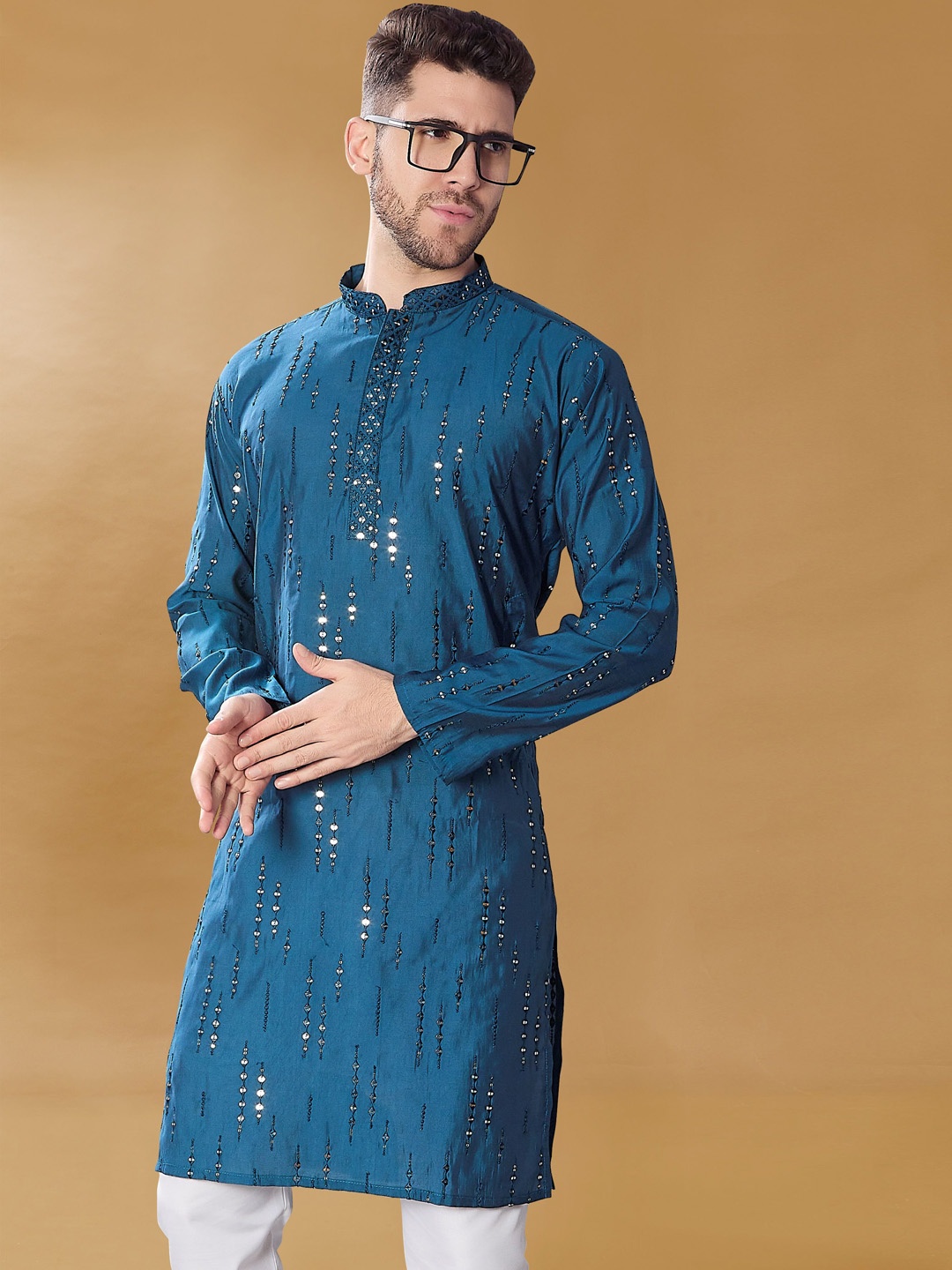 DIVISIVE Geometric Embroidered Mirror Work Mandarin Collar Straight Kurta, Turquoise blue
DIVISIVE Geometric Embroidered Mirror Work Mandarin Collar Straight Kurta, Turquoise blue