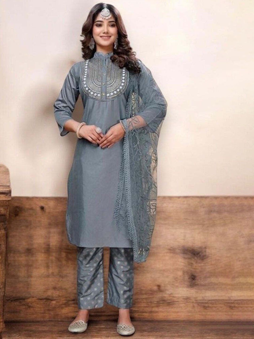 REET MAHAL Geometric Yoke Design Mandarin Collar Straight Kurta With Trousers And Dupatta, Grey
REET MAHAL Geometric Yoke Design Mandarin Collar Straight Kurta With Trousers And Dupatta, Grey
