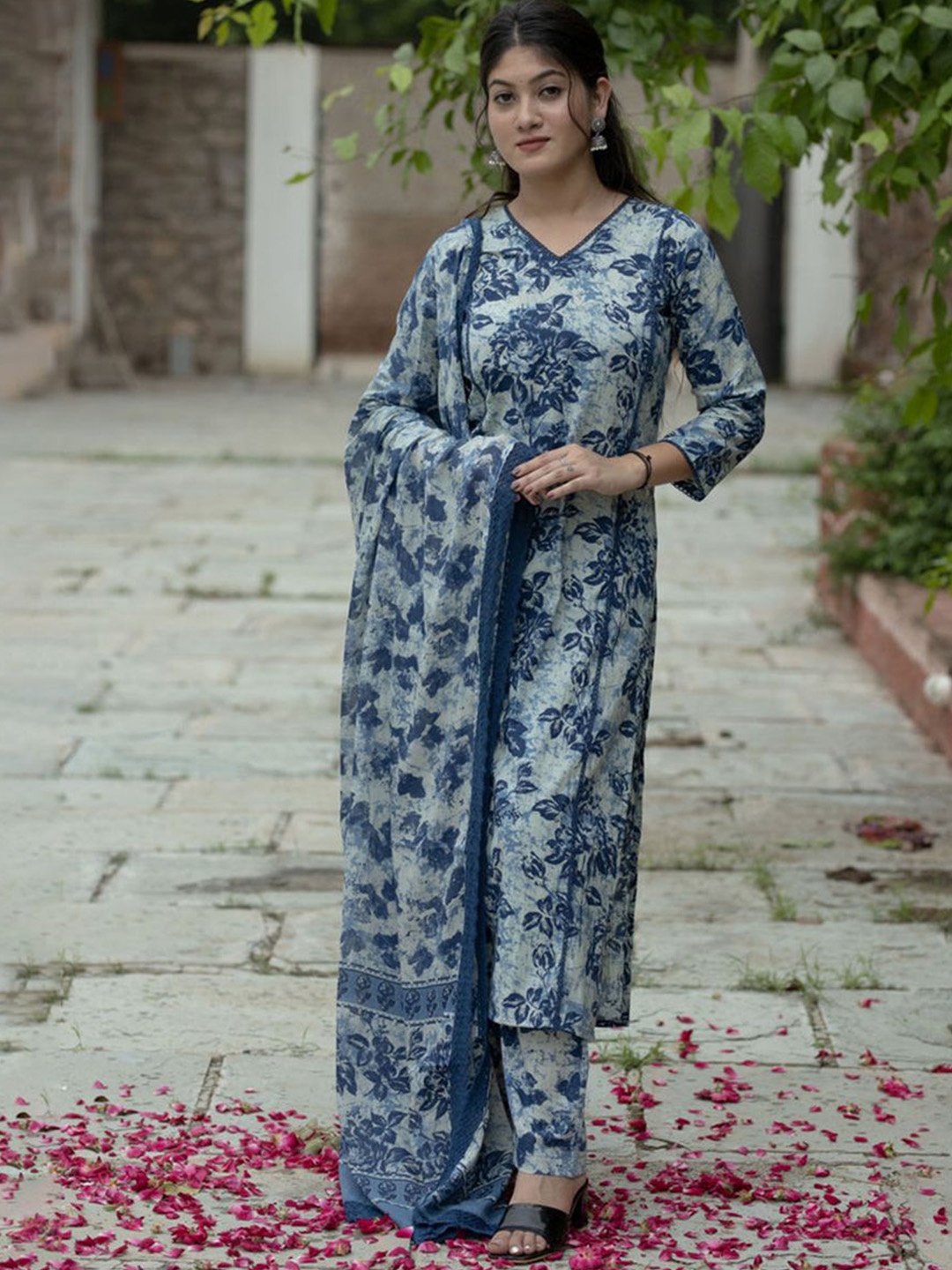 Sun Fashion And Lifestyle Floral Printed Panelled Straight Kurta With Trouser & Dupatta, Blue
Sun Fashion And Lifestyle Floral Printed Panelled Straight Kurta With Trouser & Dupatta, Blue