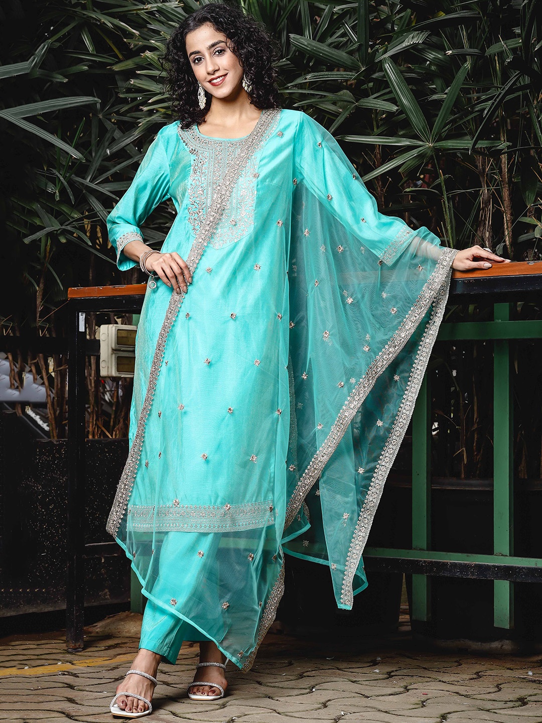 Anouk Teal Blue Ethnic Motifs Embroidered Round-Neck Straight Kurta With Trouser & Dupatta
Anouk Teal Blue Ethnic Motifs Embroidered Round-Neck Straight Kurta With Trouser & Dupatta