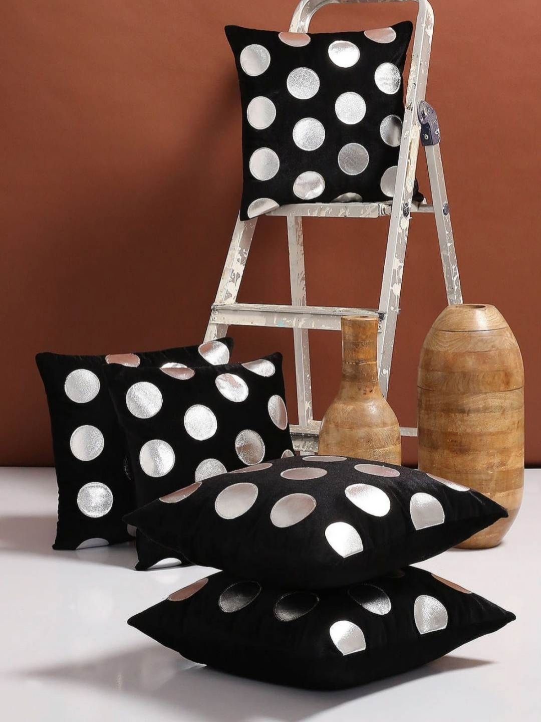 Aura Black & Silver-Toned 5 Pieces Geometric Patchwork Velvet Square Cushion Covers
Aura Black & Silver-Toned 5 Pieces Geometric Patchwork Velvet Square Cushion Covers