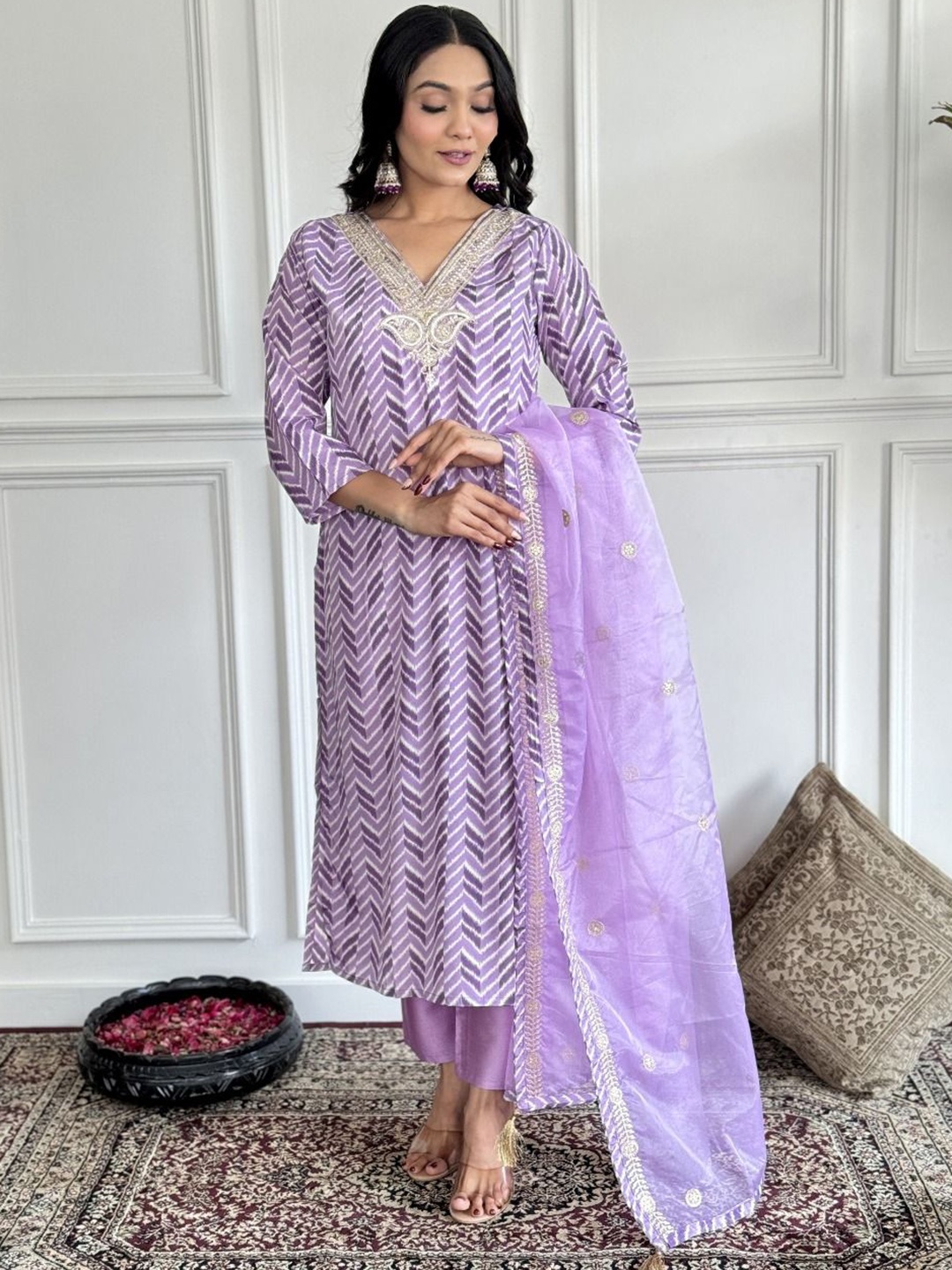 IZIBRA Chevron Printed V-Neck Chanderi Silk Straight Kurta With Trouser & Dupatta, Purple
IZIBRA Chevron Printed V-Neck Chanderi Silk Straight Kurta With Trouser & Dupatta, Purple