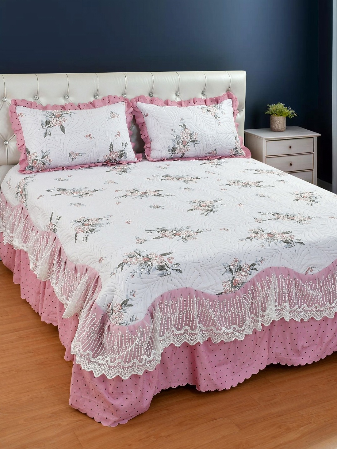 THE little BIG STORE White Floral Quiltted 300 TC King Bedsheet Set - 1.82 m x 1.98 m
THE little BIG STORE White Floral Quiltted 300 TC King Bedsheet Set - 1.82 m x 1.98 m