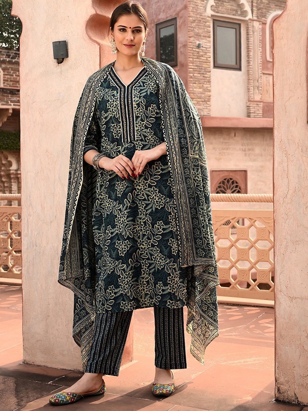 filora Floral Printed Sequinned Pure Cotton Straight Kurta With Trouser & Dupatta, Navy blue
filora Floral Printed Sequinned Pure Cotton Straight Kurta With Trouser & Dupatta, Navy blue