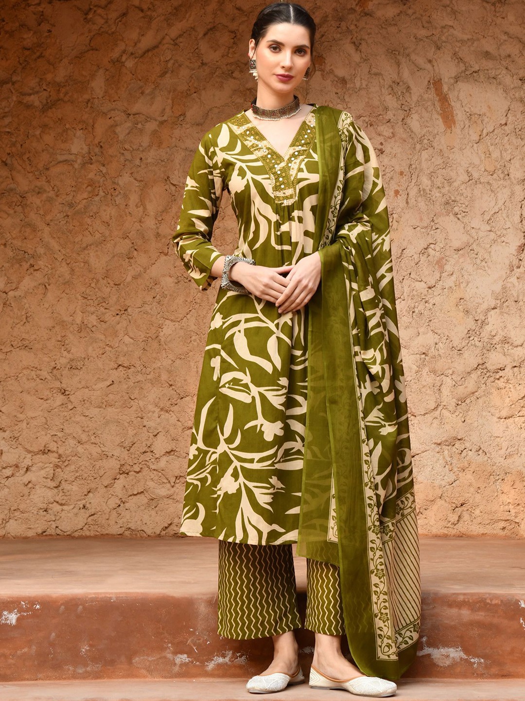 filora Floral Printed Pleated Thread Work Pure Cotton A-Line Kurta With Trousers & Dupatta, Green
filora Floral Printed Pleated Thread Work Pure Cotton A-Line Kurta With Trousers & Dupatta, Green