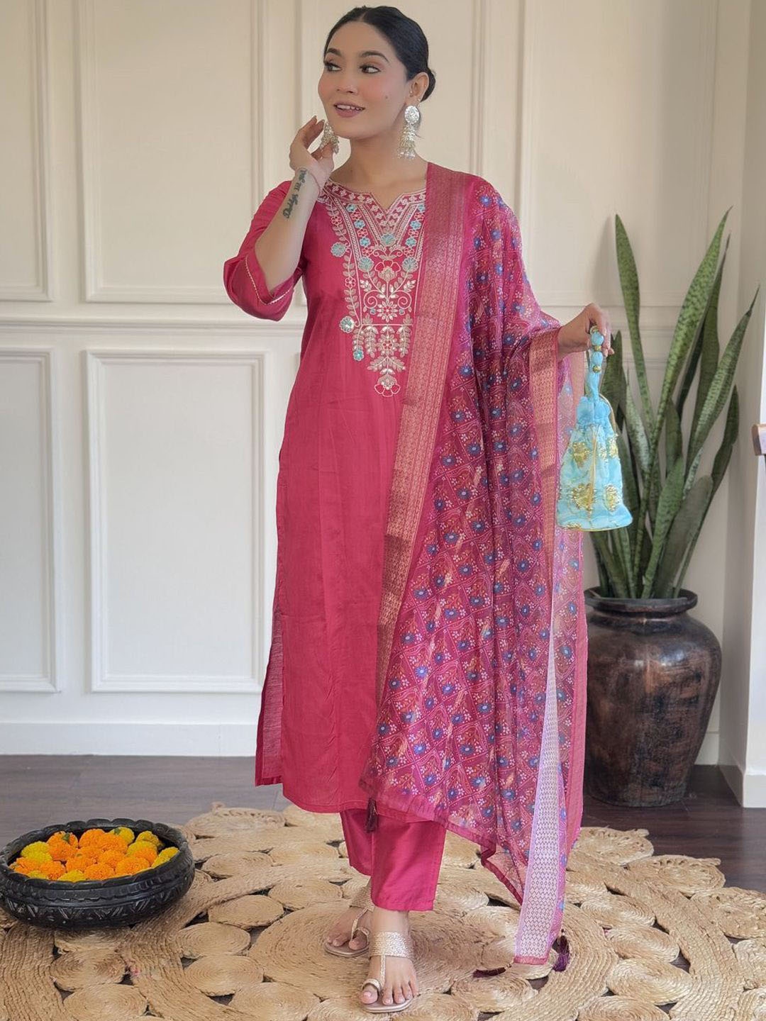 REALLTREND Floral Yoke Design Thread Work Straight Kurta With Trousers & Dupatta, Pink
REALLTREND Floral Yoke Design Thread Work Straight Kurta With Trousers & Dupatta, Pink