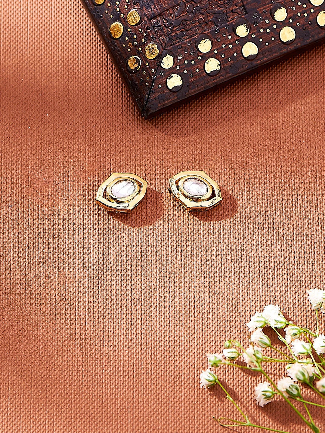 Nipura 925 Sterling Silver Gold-Plated Cubic Zirconia Studded Contemporary Shaped Studs
Nipura 925 Sterling Silver Gold-Plated Cubic Zirconia Studded Contemporary Shaped Studs
