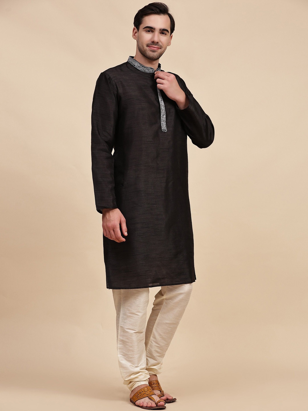 Moda Rapido Paisley Embroidered Mandarin Collar Thread Work Straight Kurta With Pyjamas, Black
Moda Rapido Paisley Embroidered Mandarin Collar Thread Work Straight Kurta With Pyjamas, Black