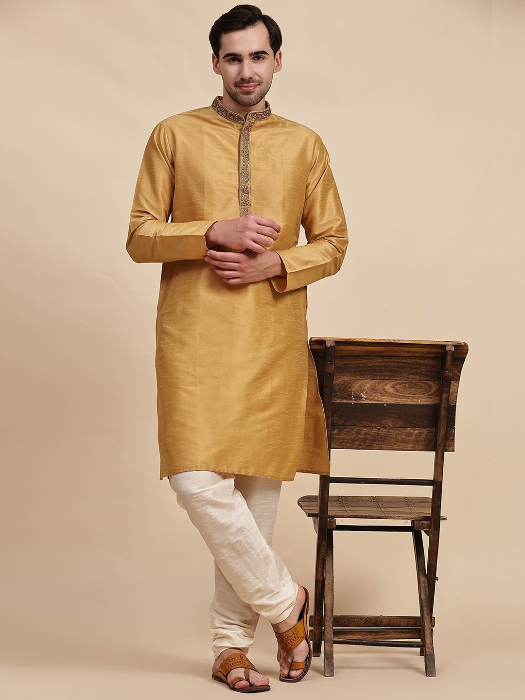 Moda Rapido Paisley Embroidered Mandarin Collar Thread Work Straight Kurta With Pyjamas, Gold
Moda Rapido Paisley Embroidered Mandarin Collar Thread Work Straight Kurta With Pyjamas, Gold