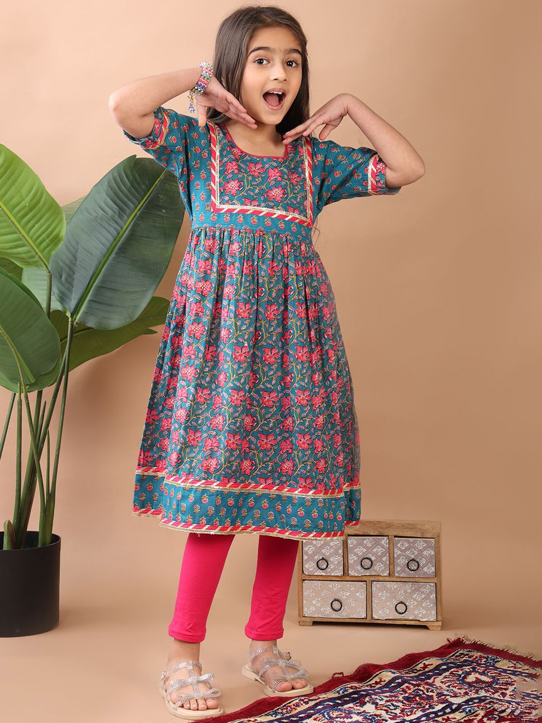 Sangria Girls Green Floral Printed Gotta Patti Pure Cotton Anarkali Kurta With Trousers
Sangria Girls Green Floral Printed Gotta Patti Pure Cotton Anarkali Kurta With Trousers