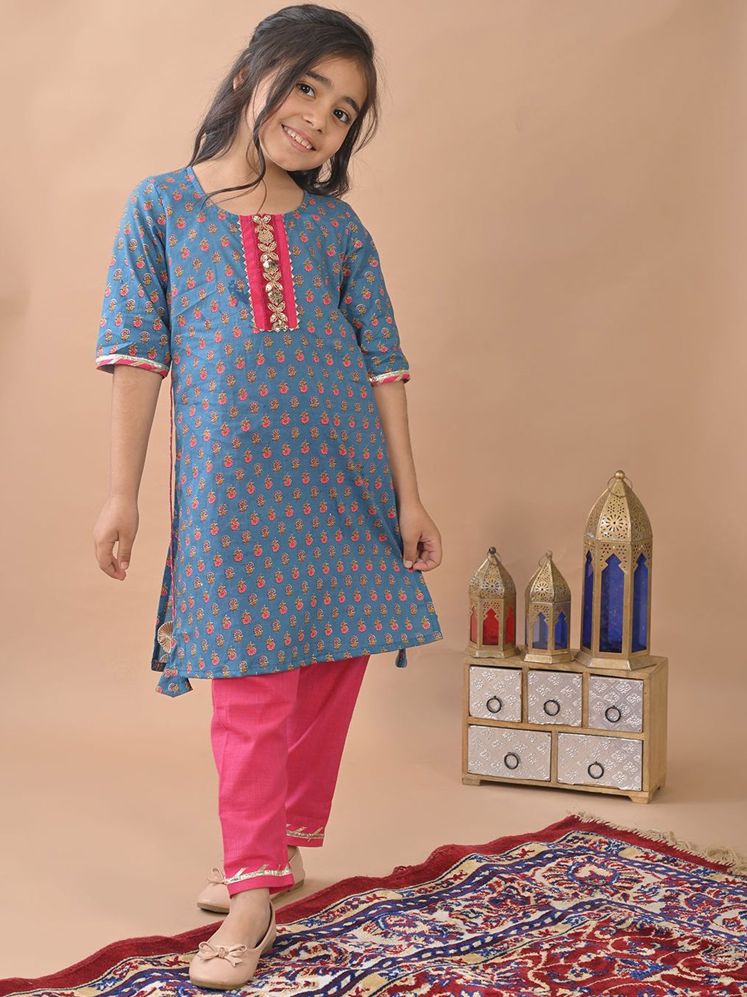 Sangria Girls Blue Floral Printed Round Neck Pure Cotton Straight Kurti With Trousers
Sangria Girls Blue Floral Printed Round Neck Pure Cotton Straight Kurti With Trousers