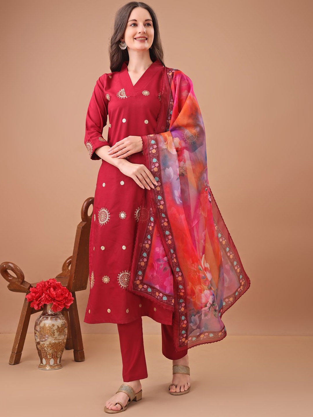 valdona Floral Embroidered v-Neck Sequinned Straight Kurta With Trousers & Dupatta, Maroon
valdona Floral Embroidered v-Neck Sequinned Straight Kurta With Trousers & Dupatta, Maroon