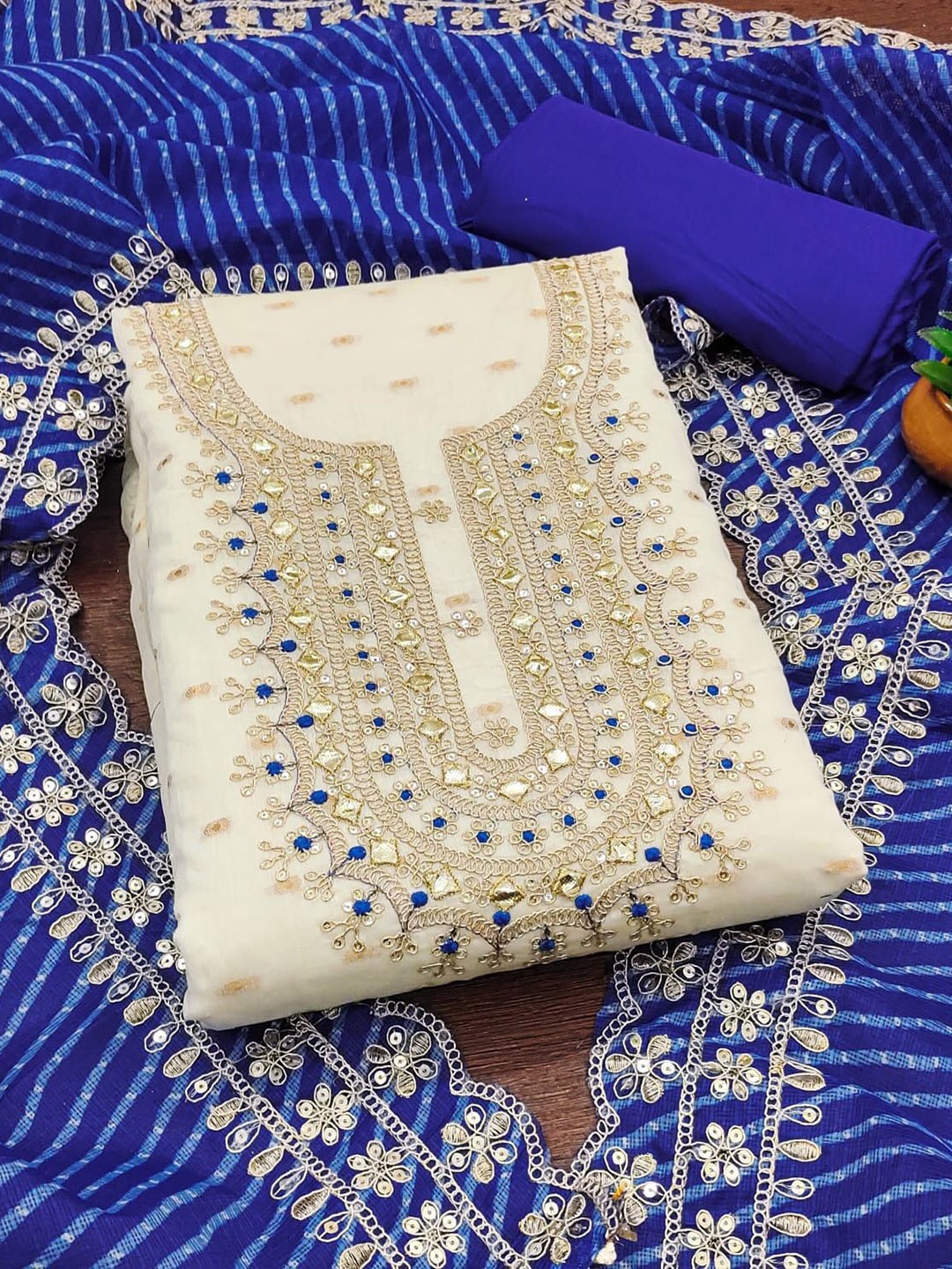 HMP Fashion Floral Embroidered Sequinned Jacquard Chanderi Unstitched Dress Material, White
HMP Fashion Floral Embroidered Sequinned Jacquard Chanderi Unstitched Dress Material, White