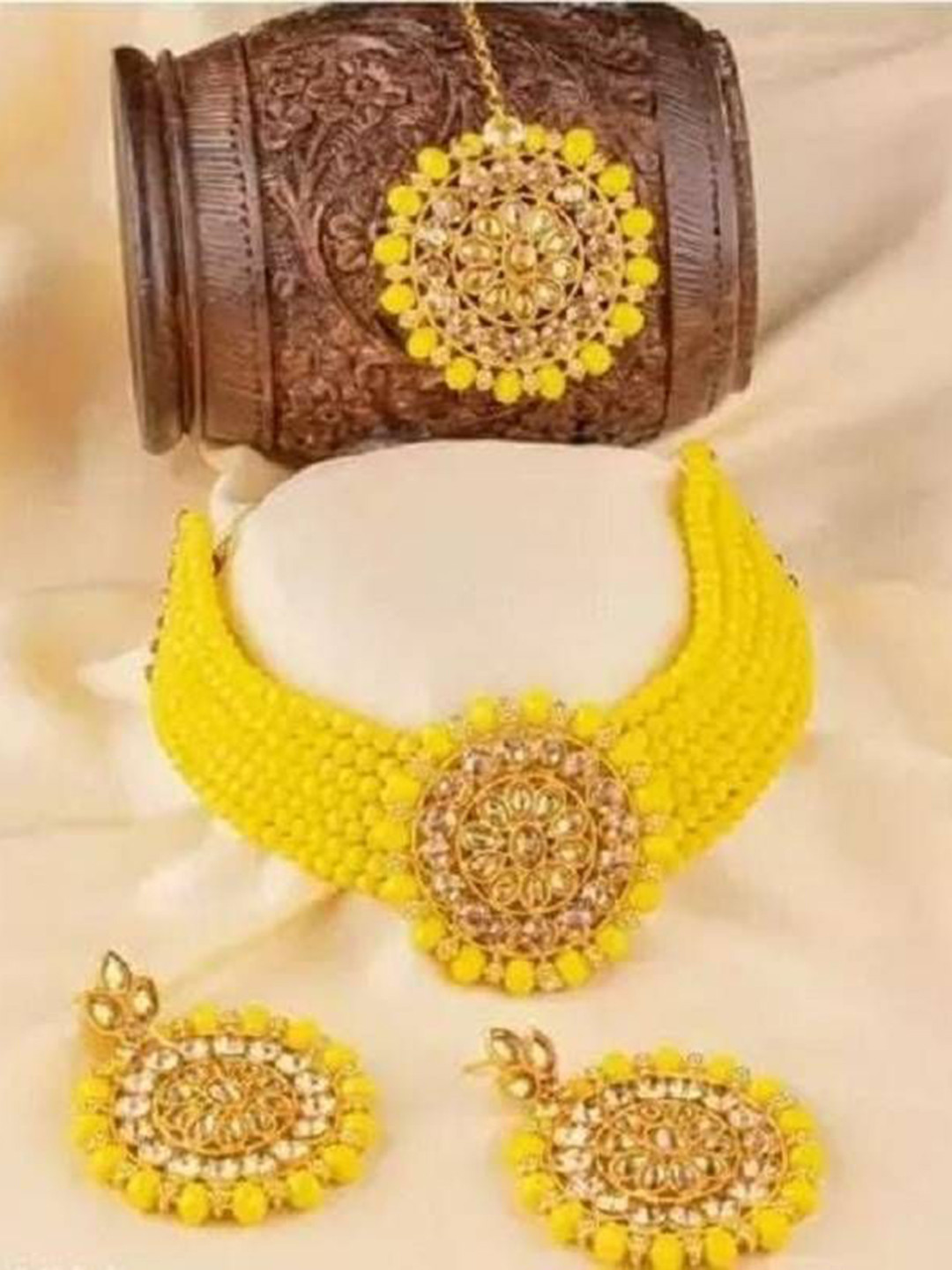 JMBW INTERNATIONAL Gold-Plated Kundan Stone-Studded & Pearls Beaded Jewellery Set
JMBW INTERNATIONAL Gold-Plated Kundan Stone-Studded & Pearls Beaded Jewellery Set