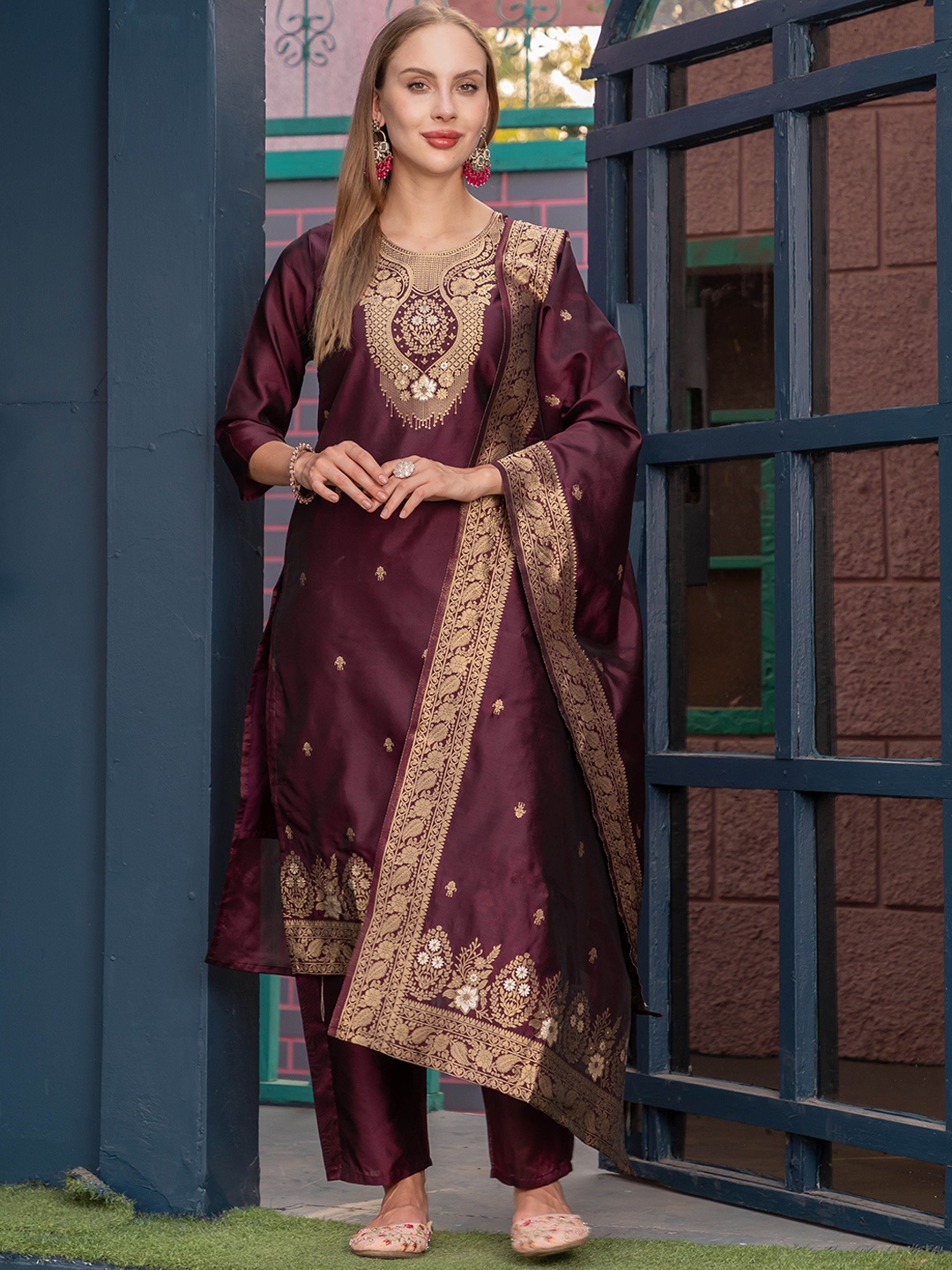 Rujave Floral Woven Design Round Neck Straight Kurta With Trousers & Dupatta, Maroon
Rujave Floral Woven Design Round Neck Straight Kurta With Trousers & Dupatta, Maroon