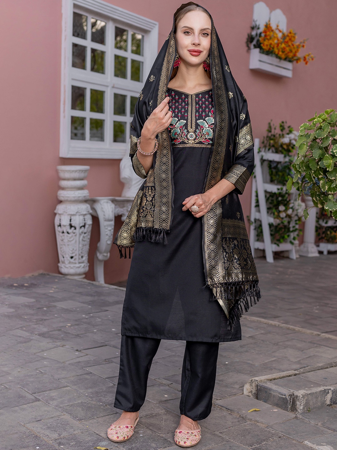 Rujave Floral Yoke Design Round Neck Pure Cotton Straight Kurta With Trousers & Dupatta, Black
Rujave Floral Yoke Design Round Neck Pure Cotton Straight Kurta With Trousers & Dupatta, Black