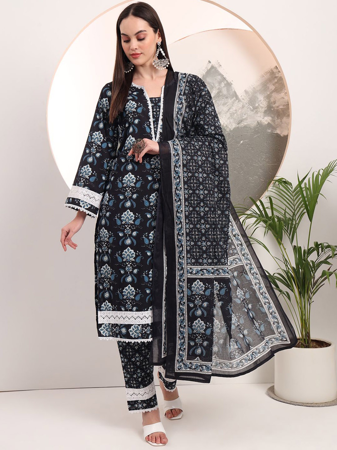 Yufta Floral Printed Pure Cotton Pakistani style Kurta with Trousers & Dupatta, Black
Yufta Floral Printed Pure Cotton Pakistani style Kurta with Trousers & Dupatta, Black