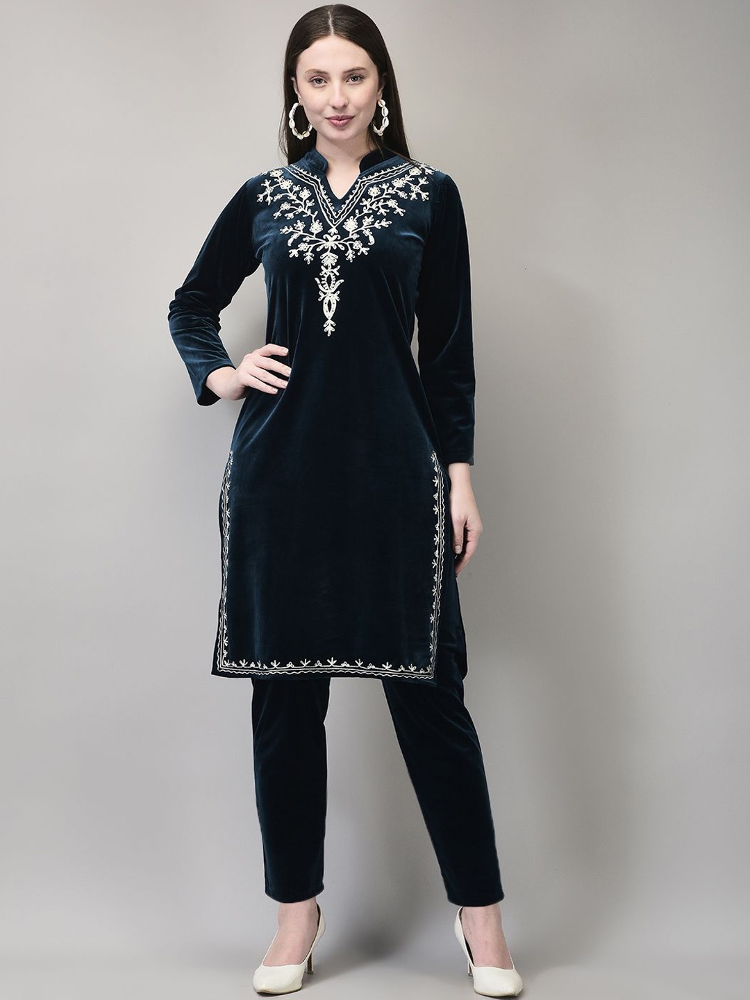 FNOCKS Floral Embroidered Mandarin Collar Thread Work Velvet Straight Kurta With Trouser, Teal
FNOCKS Floral Embroidered Mandarin Collar Thread Work Velvet Straight Kurta With Trouser, Teal