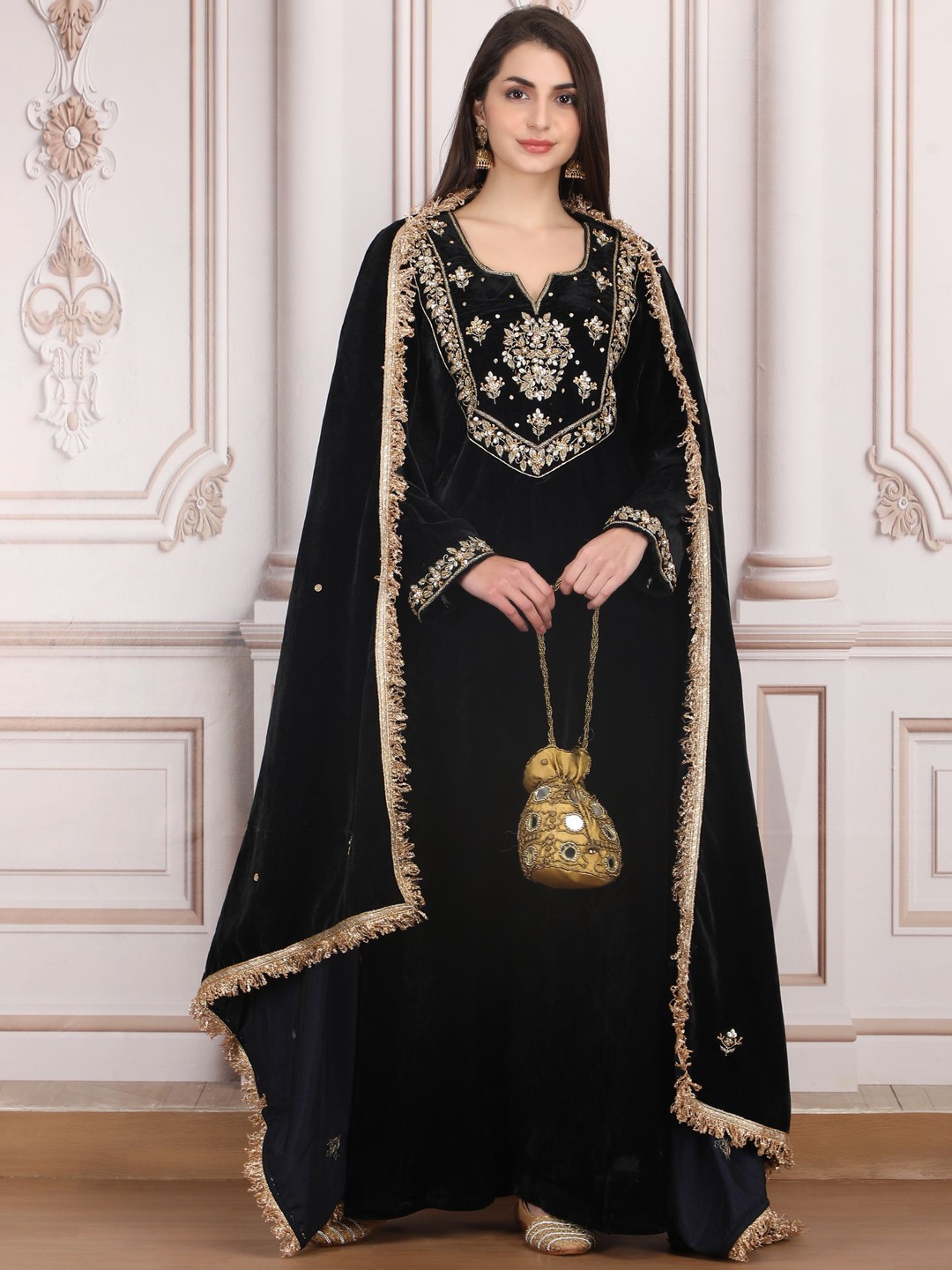 Akshayini Floral Embroidered Velvet Anarkali Kurta with Palazzos & Dupatta, Navy blue
Akshayini Floral Embroidered Velvet Anarkali Kurta with Palazzos & Dupatta, Navy blue