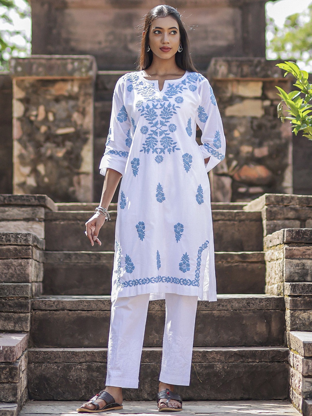 THE HOUSE OF INDU Floral Embroidered Notch Neck Cotton Chikankari Straight Kurta, White
THE HOUSE OF INDU Floral Embroidered Notch Neck Cotton Chikankari Straight Kurta, White