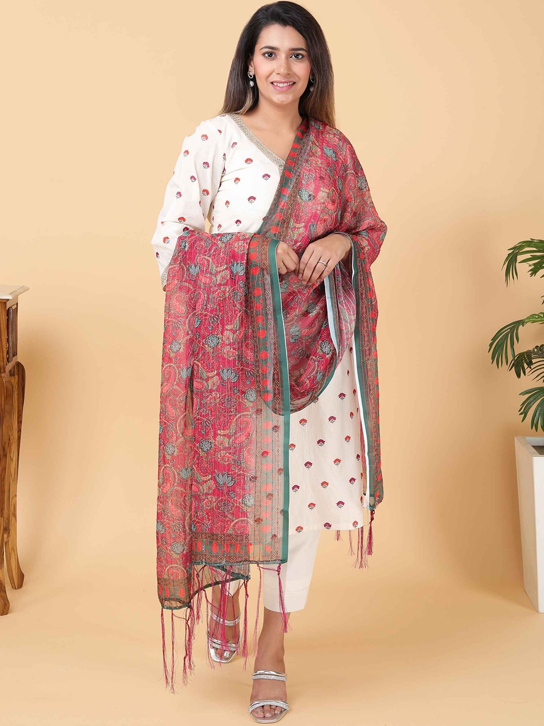 Akshayini Women Floral Printed Regular Pure Cotton Kurta with Trousers & With Dupatta, Off white
Akshayini Women Floral Printed Regular Pure Cotton Kurta with Trousers & With Dupatta, Off white