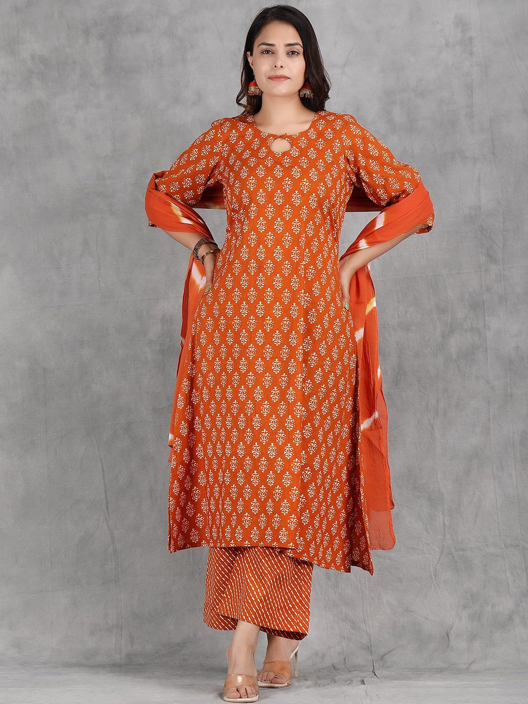 Akshayini Women Floral Printed Regular Pure Cotton Kurta with Trousers & With Dupatta, Orange
Akshayini Women Floral Printed Regular Pure Cotton Kurta with Trousers & With Dupatta, Orange