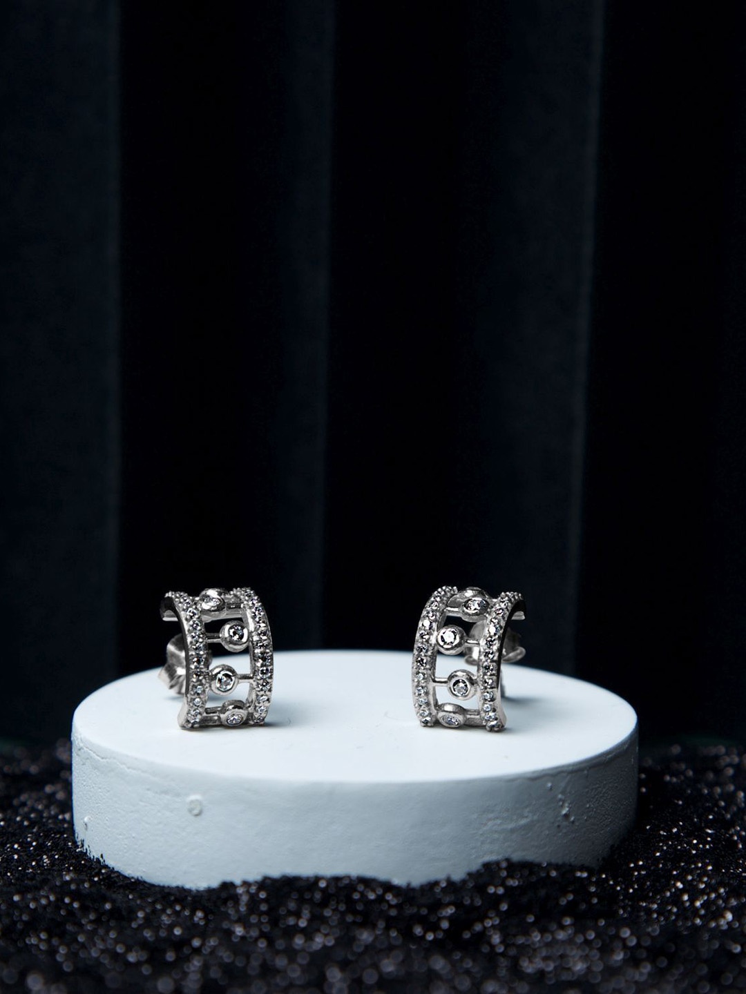 VELVET IMPERIAL 925 Sterling Silver Silver-Plated Artificial Stones Contemporary Studs
VELVET IMPERIAL 925 Sterling Silver Silver-Plated Artificial Stones Contemporary Studs