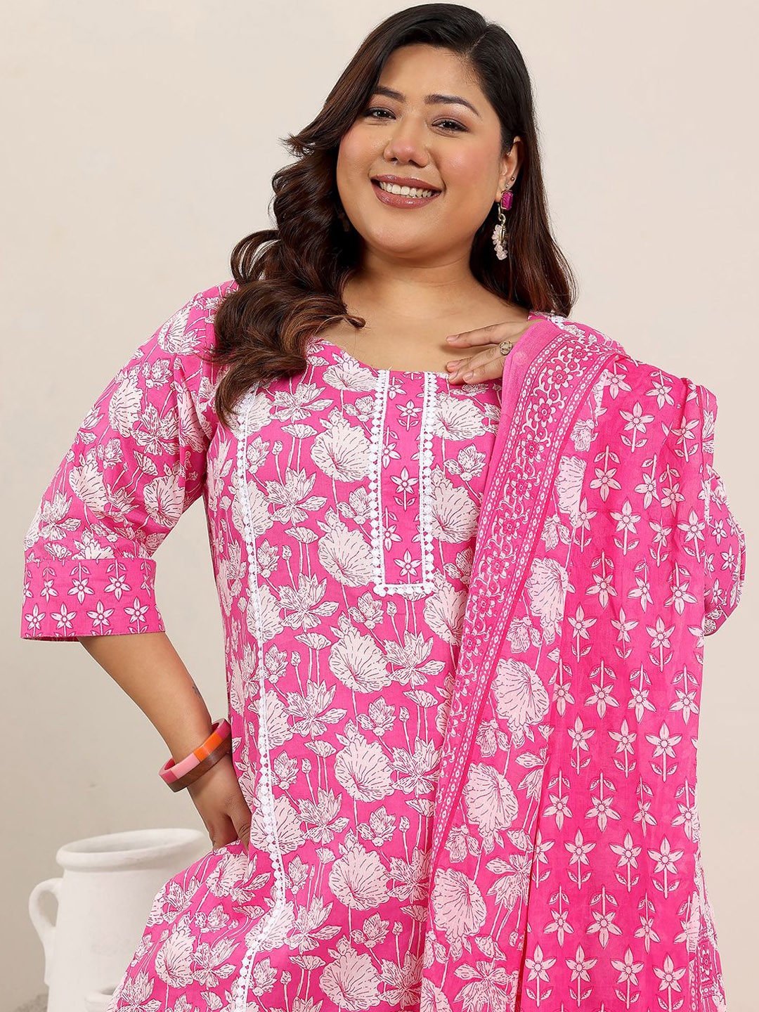 EXTRA LOVE BY LIBAS Plus Size Pink and white Floral printed kurta with palazzo & dupatta
EXTRA LOVE BY LIBAS Plus Size Pink and white Floral printed kurta with palazzo & dupatta