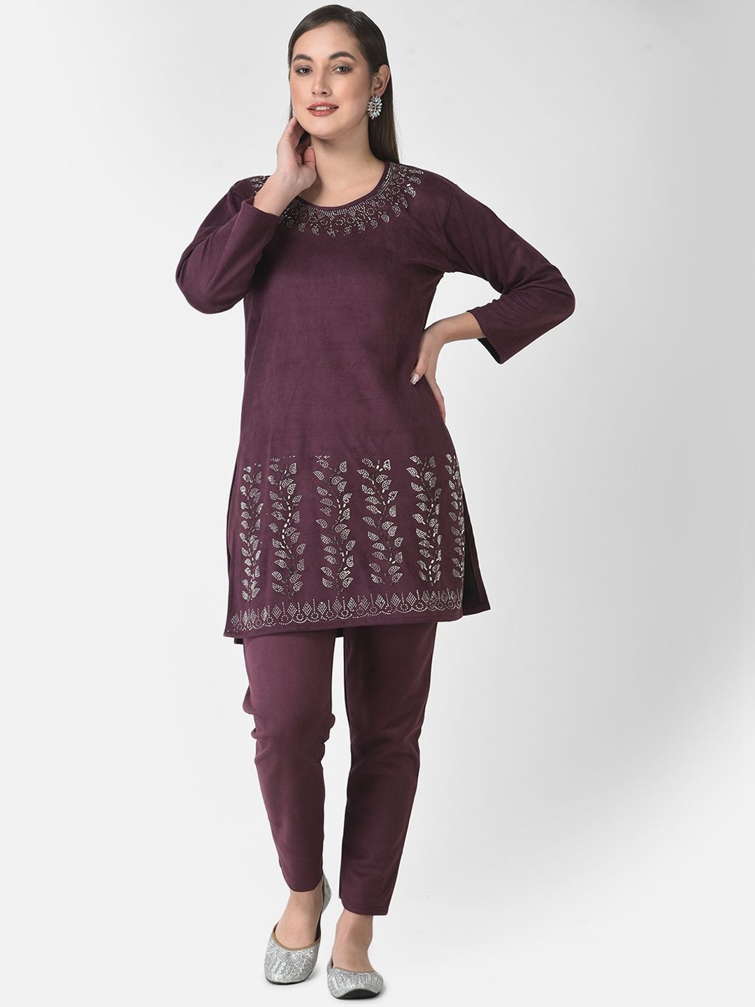 FNOCKS Floral Embroidered Beads and Stones Velvet Straight Kurta With Trouser, Burgundy
FNOCKS Floral Embroidered Beads and Stones Velvet Straight Kurta With Trouser, Burgundy