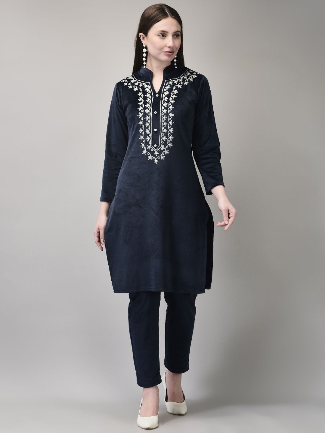 FNOCKS Floral Yoke Design Mandarin Collar Thread Work Velvet Straight Kurta With Trousers, Navy blue
FNOCKS Floral Yoke Design Mandarin Collar Thread Work Velvet Straight Kurta With Trousers, Navy blue