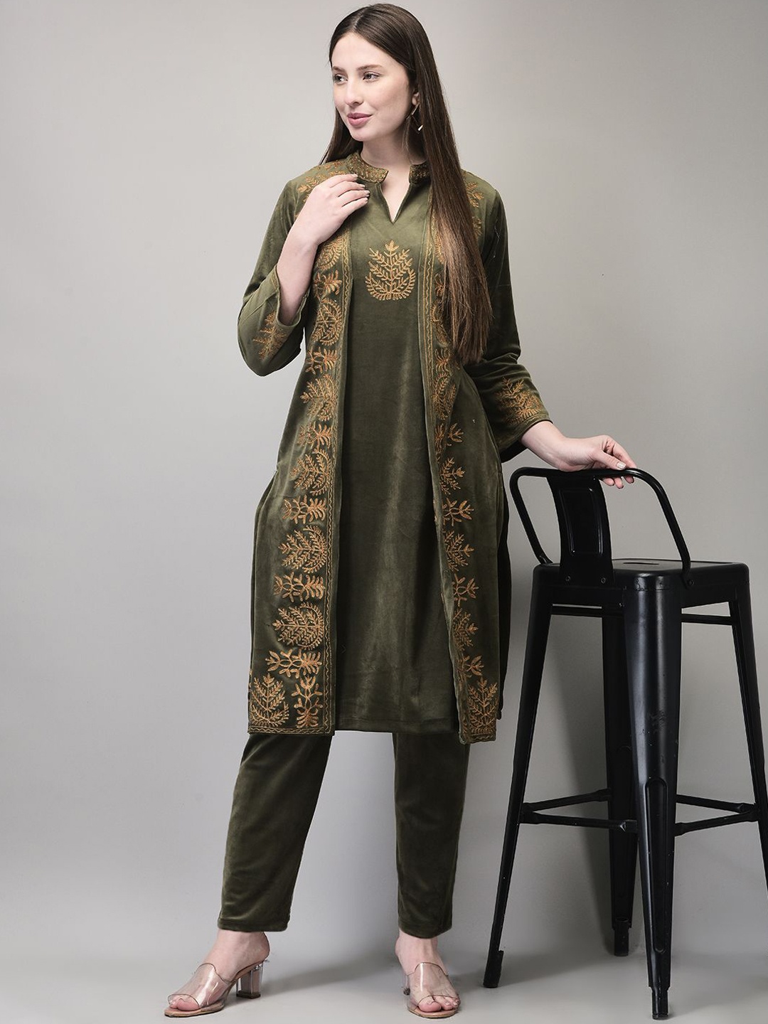 FNOCKS Floral Embroidered Mandarin Collar Velvet Straight Kurta With Trousers, Green
FNOCKS Floral Embroidered Mandarin Collar Velvet Straight Kurta With Trousers, Green