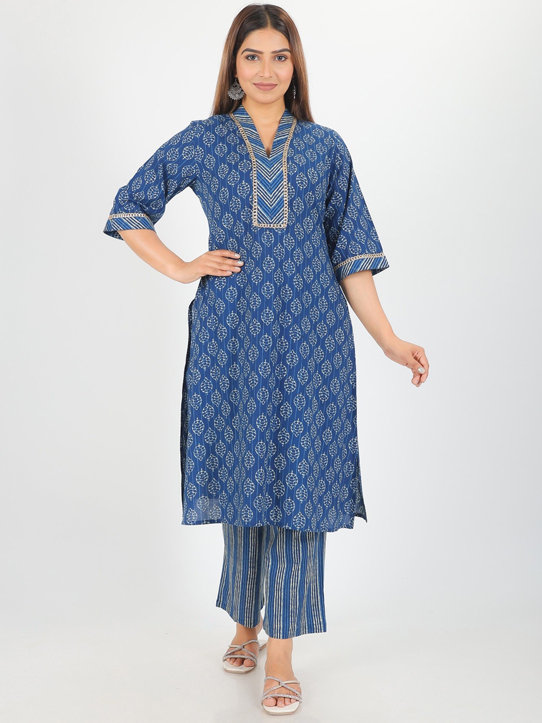 Aramya Ethnic Motifs Printed Patchwork V-Neck Straight Pure Cotton Kurta with Trouser, Blue
Aramya Ethnic Motifs Printed Patchwork V-Neck Straight Pure Cotton Kurta with Trouser, Blue