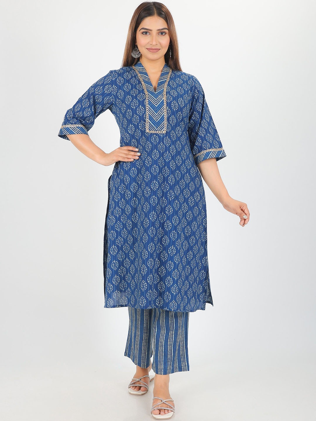 Aramya Ethnic Motifs Printed Patchwork V-Neck Straight Pure Cotton Kurta With Trouser, Blue
Aramya Ethnic Motifs Printed Patchwork V-Neck Straight Pure Cotton Kurta With Trouser, Blue