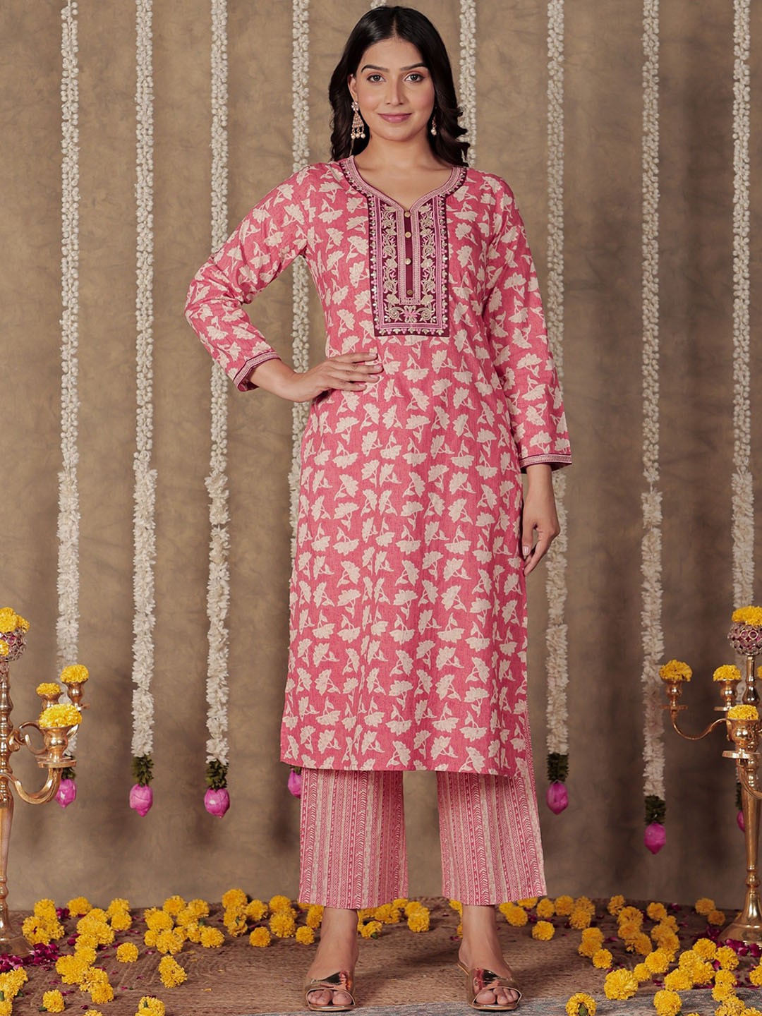 Aramya Floral Printed Patchwork V-Neck Straight Pure Cotton Kurta With Trouser, Pink
Aramya Floral Printed Patchwork V-Neck Straight Pure Cotton Kurta With Trouser, Pink