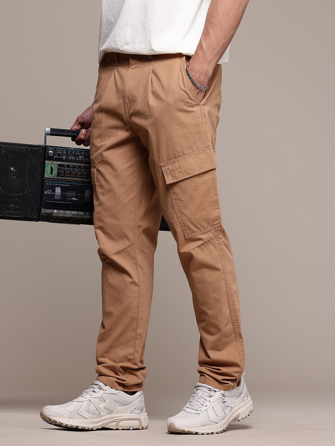 The Roadster Lifestyle Co. Men Relaxed Pure Cotton Loose Fit Pleated Cargo Trousers, Brown
The Roadster Lifestyle Co. Men Relaxed Pure Cotton Loose Fit Pleated Cargo Trousers, Brown