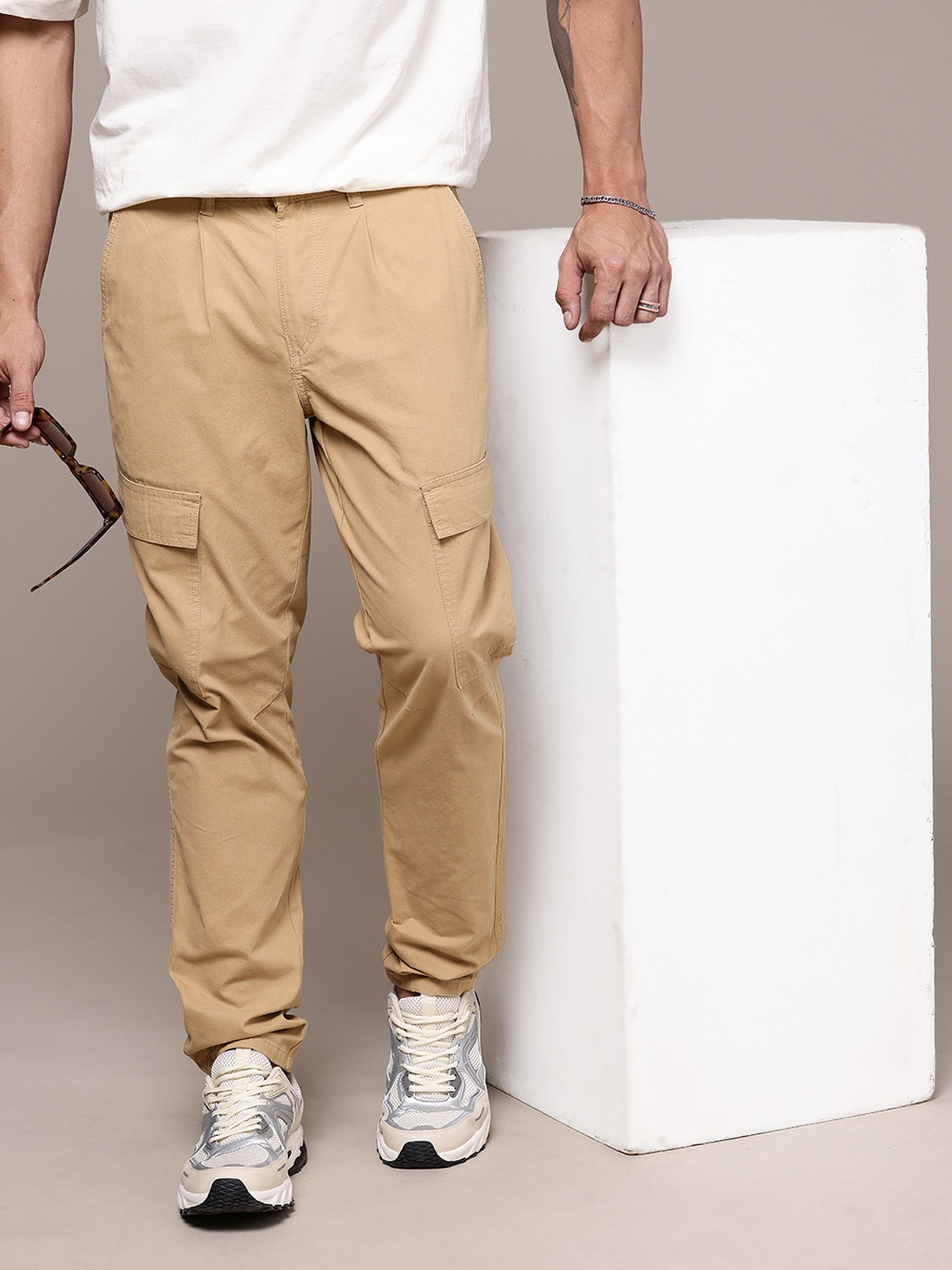 The Roadster Lifestyle Co. Men Relaxed Pure Cotton Loose Fit Pleated Cargo Trousers, Khaki
The Roadster Lifestyle Co. Men Relaxed Pure Cotton Loose Fit Pleated Cargo Trousers, Khaki