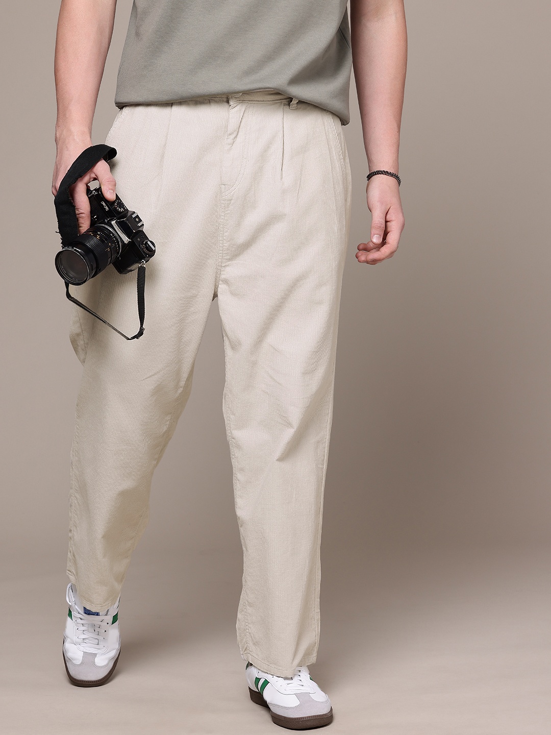 The Roadster Lifestyle Co. Men Relaxed Pure Cotton Loose Fit Pleated Trousers, Off white
The Roadster Lifestyle Co. Men Relaxed Pure Cotton Loose Fit Pleated Trousers, Off white