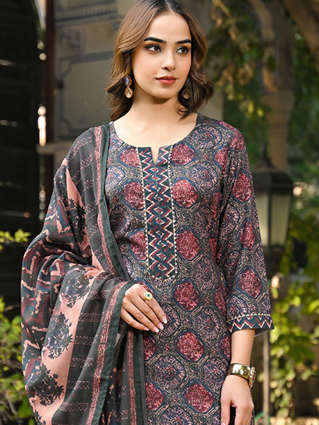 AHIKA Floral Printed Notch Neck Gotta Patti Straight Kurta With Trousers & Dupatta, Grey
AHIKA Floral Printed Notch Neck Gotta Patti Straight Kurta With Trousers & Dupatta, Grey
