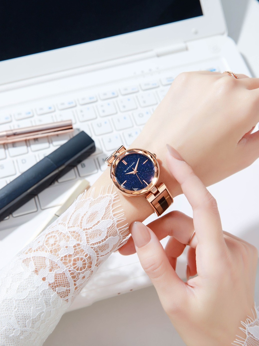 GIORDANO Luxurious Women Analogue Watch With Elegant Diamond Cut Glass GZ-60082-33, Blue
GIORDANO Luxurious Women Analogue Watch With Elegant Diamond Cut Glass GZ-60082-33, Blue