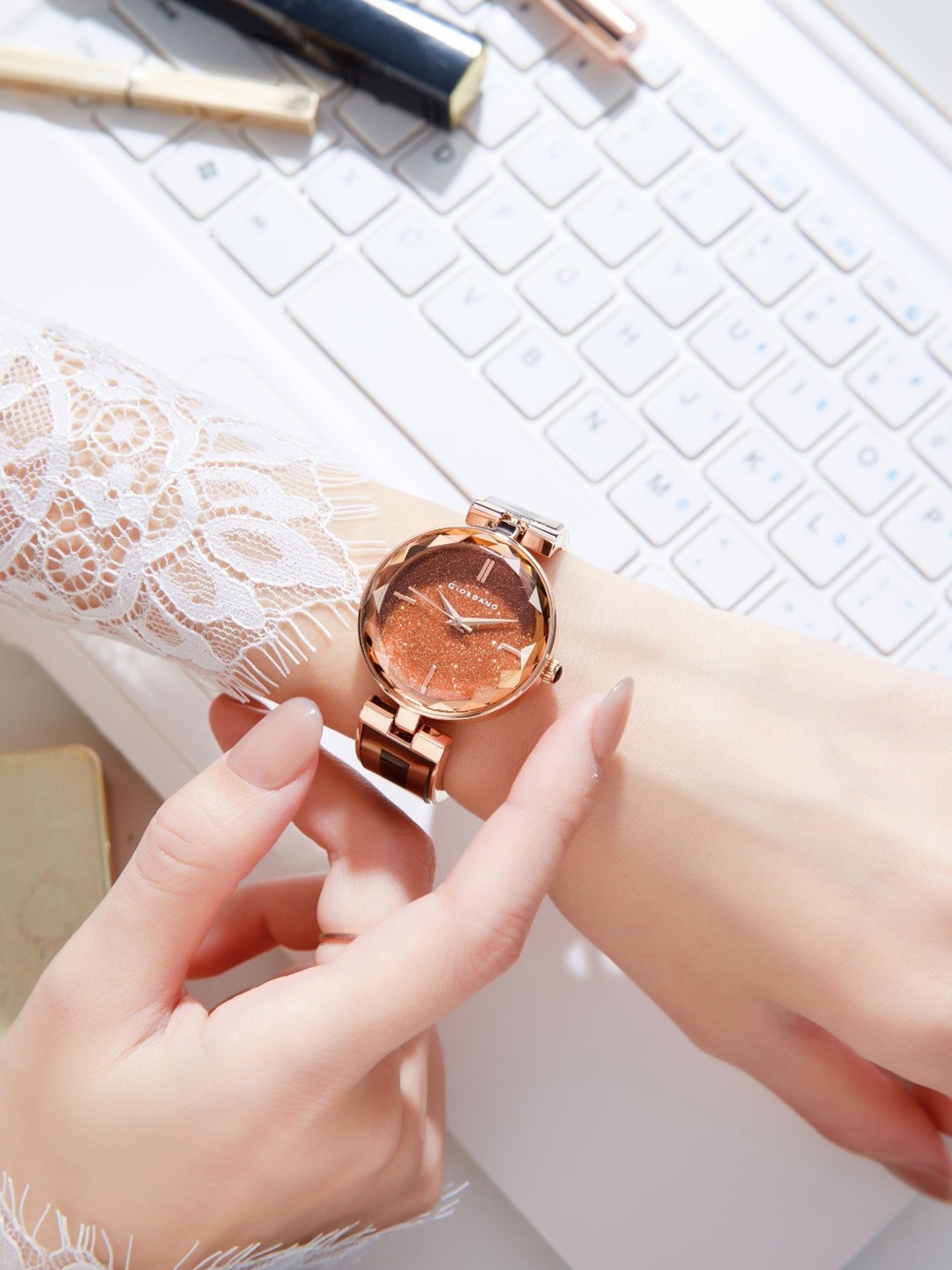 GIORDANO Women Dial & Stainless Steel Bracelet Style Straps Analogue Watch GZ-60082-22, Rose gold
GIORDANO Women Dial & Stainless Steel Bracelet Style Straps Analogue Watch GZ-60082-22, Rose gold