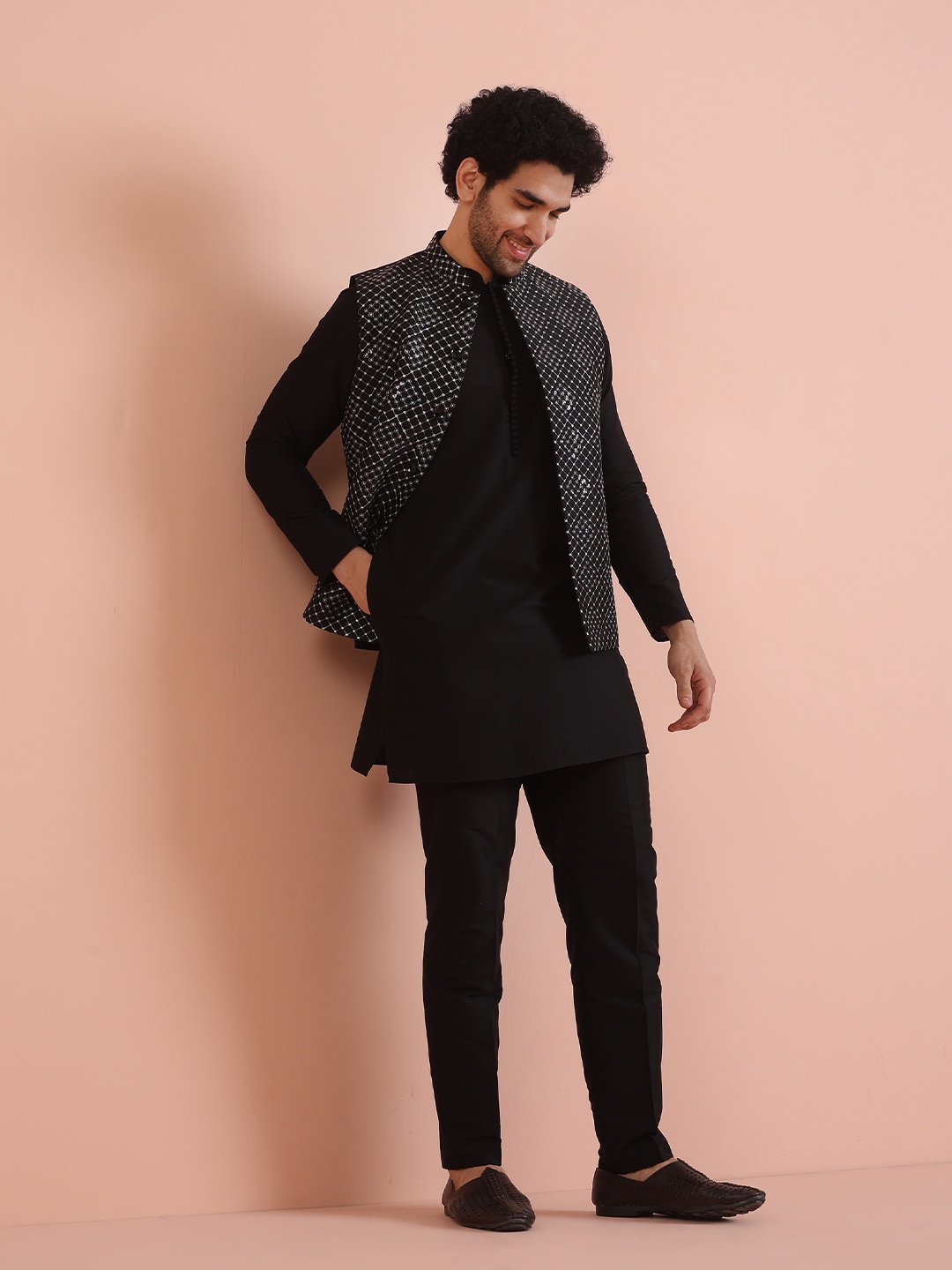 KISAH Mandarin Collar Kurta With Floral Embroidered Thread Work Nehru Jacket & Trouser, Black
KISAH Mandarin Collar Kurta With Floral Embroidered Thread Work Nehru Jacket & Trouser, Black