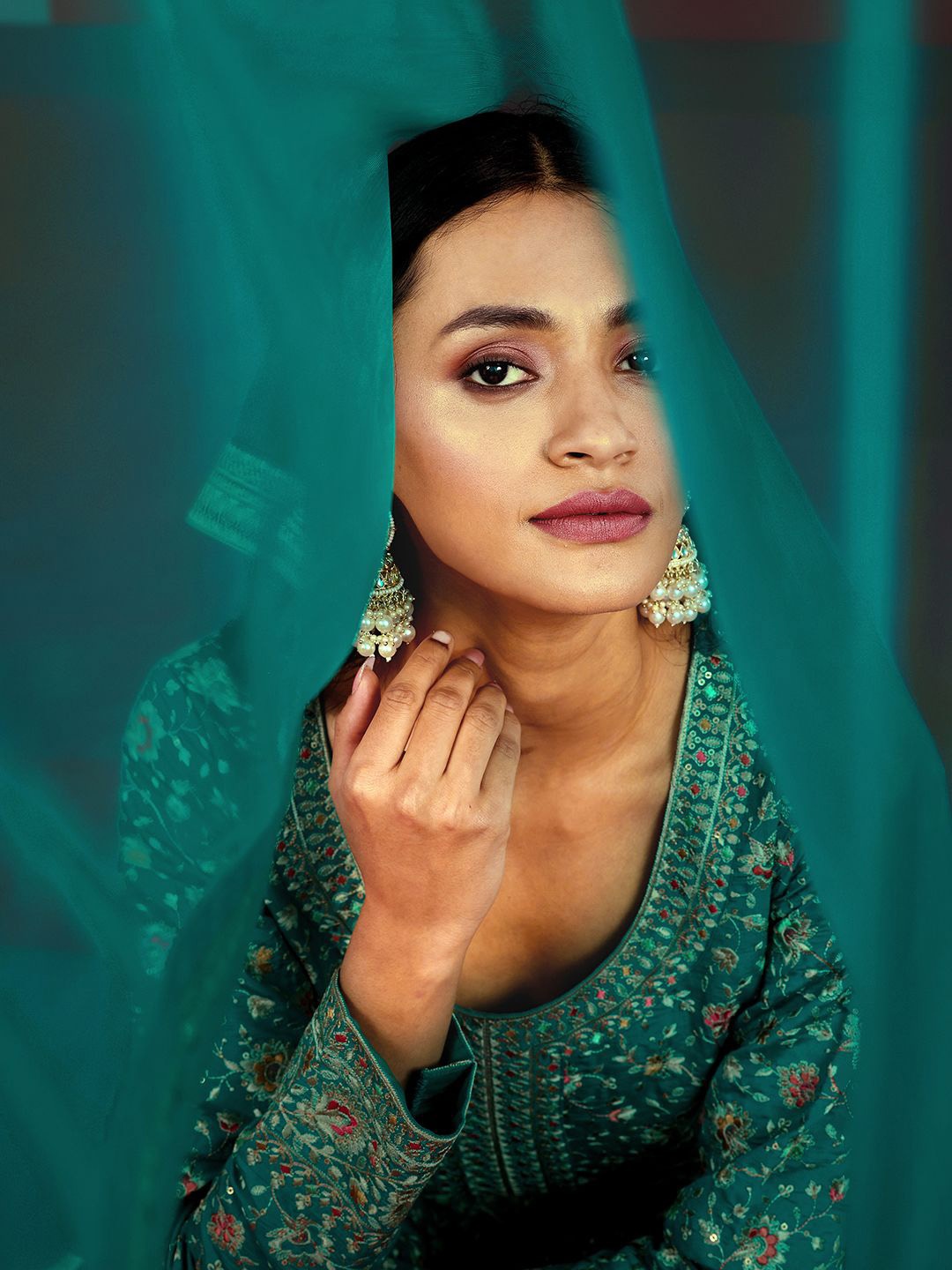 Libas Art Floral Embroidered Round Neck Sequinned Straight Kurta With Palazzos & Dupatta, Green
Libas Art Floral Embroidered Round Neck Sequinned Straight Kurta With Palazzos & Dupatta, Green