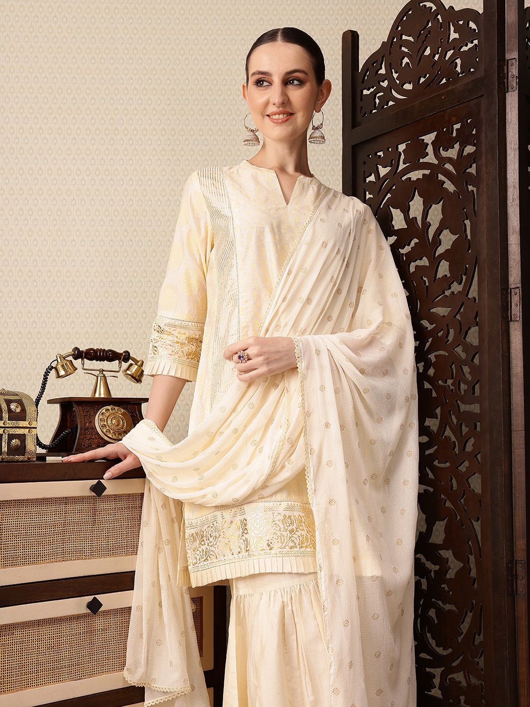 House of Pataudi Indie-Floral Foil Printed Jashn Kurta with Sharara & Dupatta, Off white
House of Pataudi Indie-Floral Foil Printed Jashn Kurta with Sharara & Dupatta, Off white