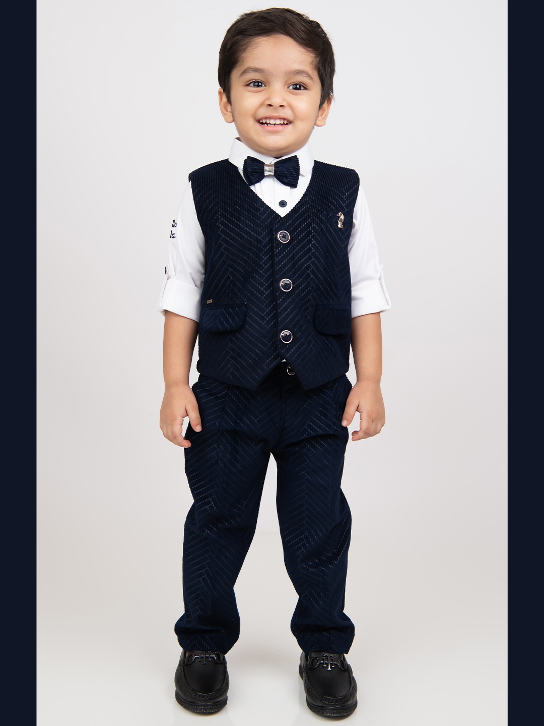 LITTLE COLLARS Boys Self Design Velvet Suede Single-Breasted 4-Piece Suits, Navy blue
LITTLE COLLARS Boys Self Design Velvet Suede Single-Breasted 4-Piece Suits, Navy blue