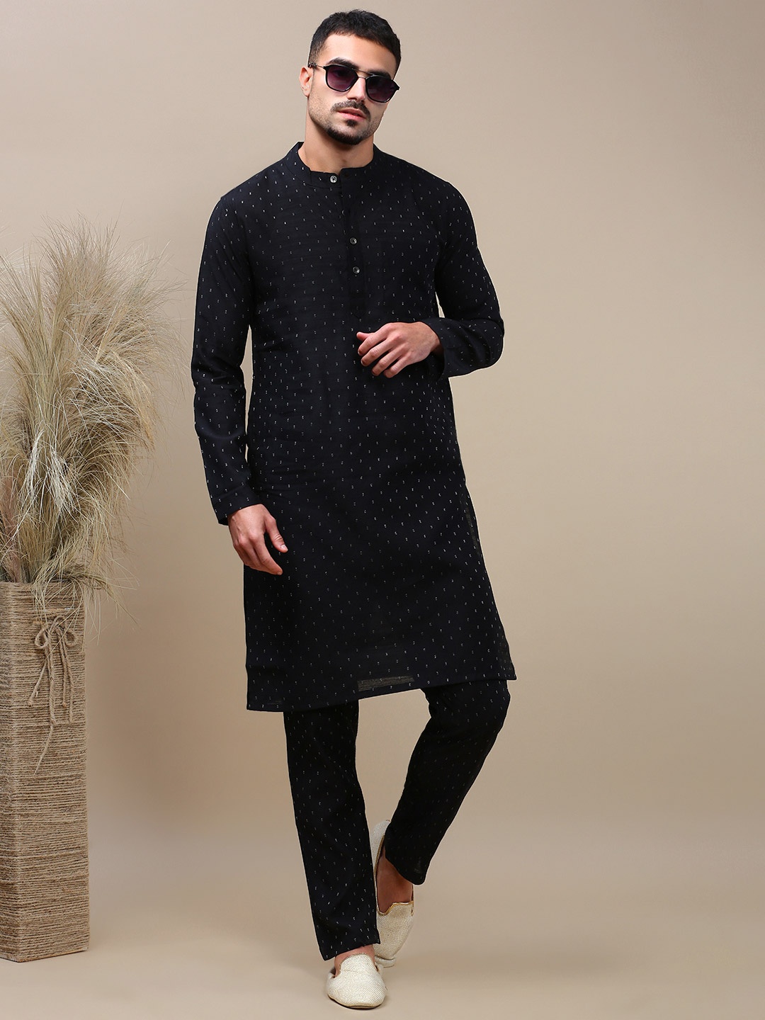 WHITE HEART Geometric Woven Design Band Collar Straight Kurta With Pyjama, Black
WHITE HEART Geometric Woven Design Band Collar Straight Kurta With Pyjama, Black