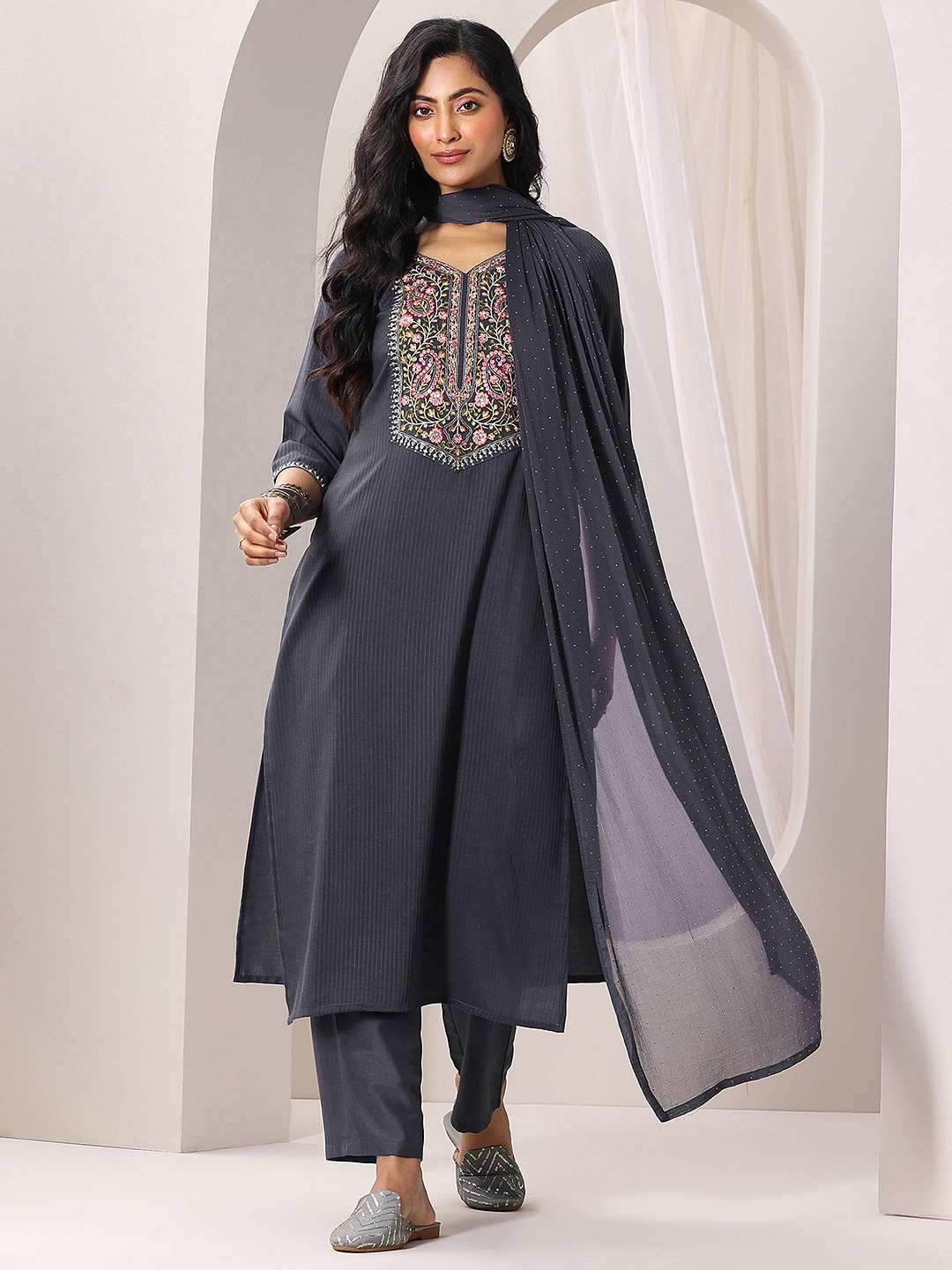 Libas Floral Yoke Design Regular Sequinned Straight Kurta With Trousers & Dupatta, Grey
Libas Floral Yoke Design Regular Sequinned Straight Kurta With Trousers & Dupatta, Grey