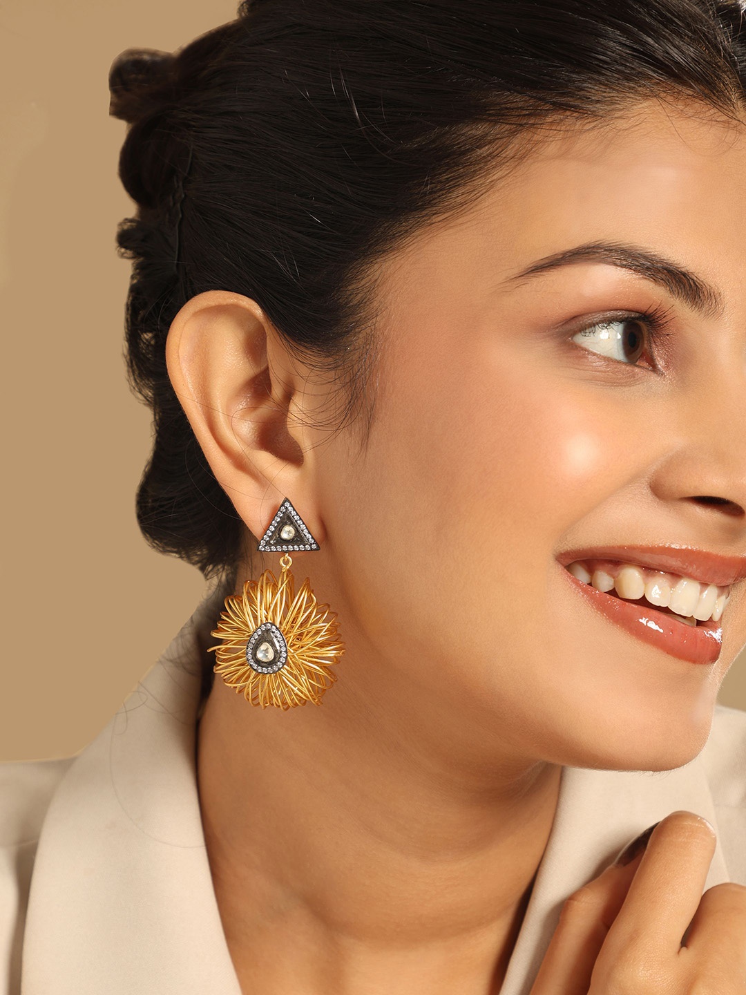 Yinara 18K Gold-Plated Stones & American Diamond Studded Contemporary Wire Drop Earrings
Yinara 18K Gold-Plated Stones & American Diamond Studded Contemporary Wire Drop Earrings