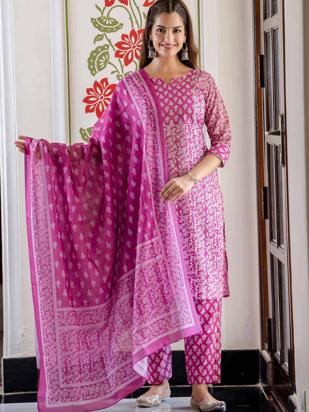 KETAKI FASHION Floral Printed Gotta Patti Straight Kurta With Trousers And Dupatta, Mauve
KETAKI FASHION Floral Printed Gotta Patti Straight Kurta With Trousers And Dupatta, Mauve