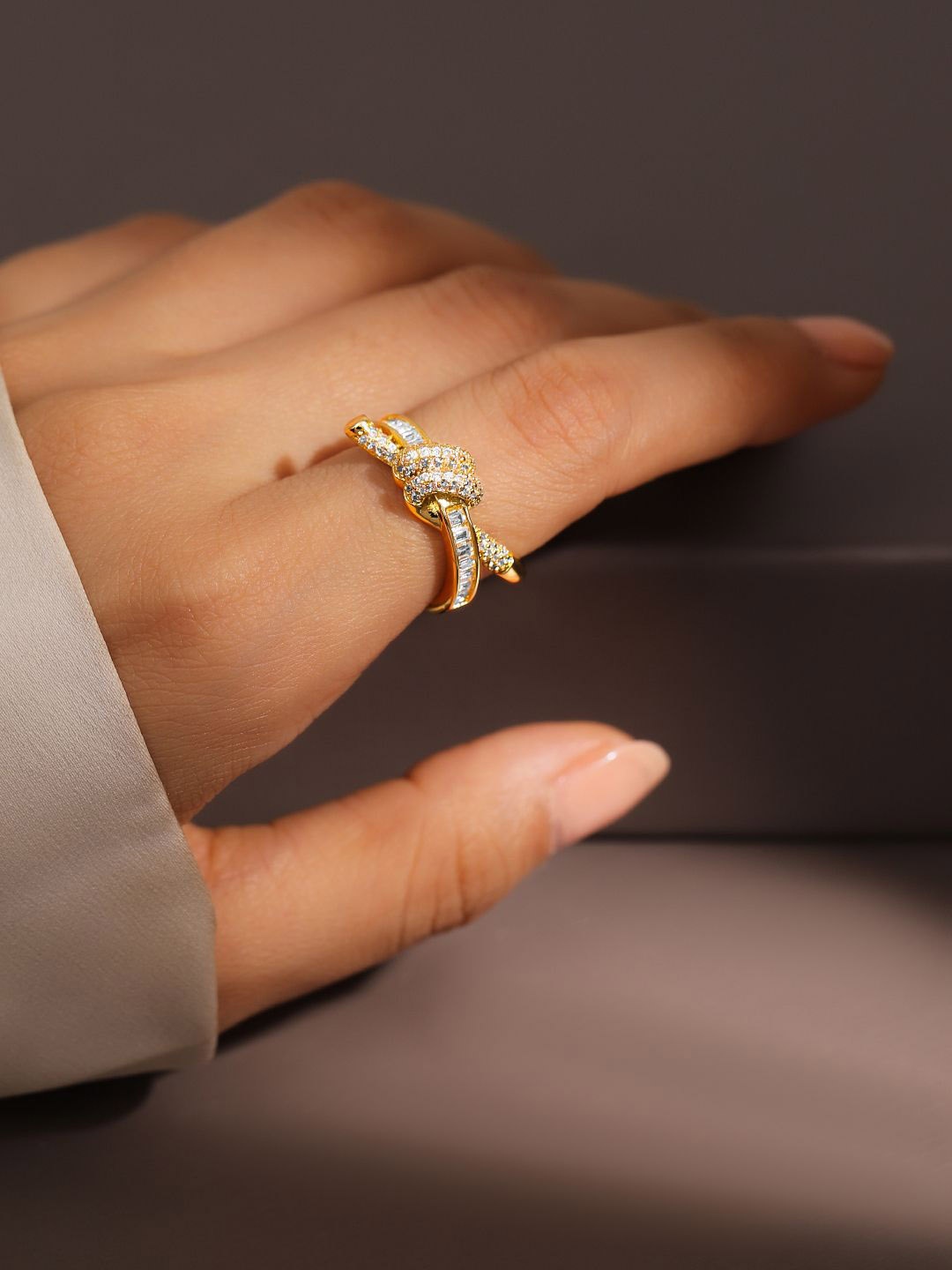 Rubans 18K Gold Plated Cubic Zirconia Studded Openable Knot Design Adjustable Ring
Rubans 18K Gold Plated Cubic Zirconia Studded Openable Knot Design Adjustable Ring