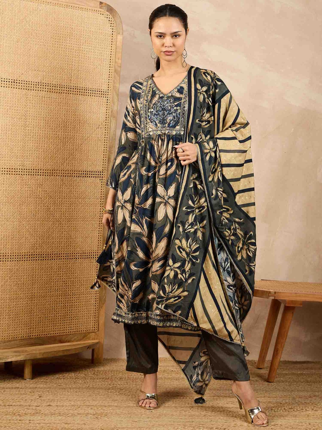 all about you Floral Printed V Neck Sequinned Chanderi Silk Kurta With Trousers & Dupatta, Green
all about you Floral Printed V Neck Sequinned Chanderi Silk Kurta With Trousers & Dupatta, Green